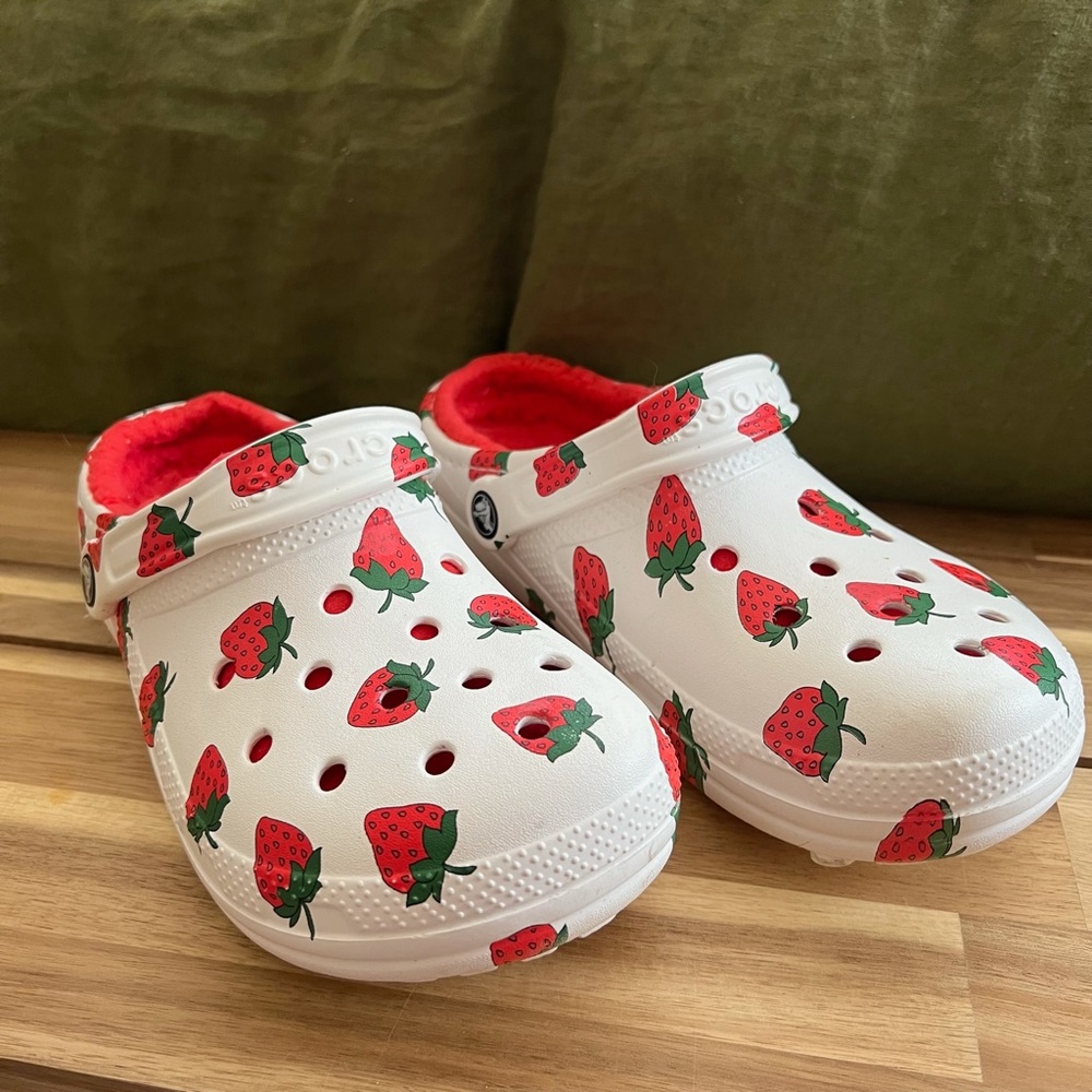 🍓 Vacay Vibes Strawberry Lined Crocs 🍓